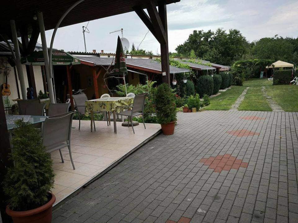 Hotel Haus Liberty à Balatonlelle Extérieur photo