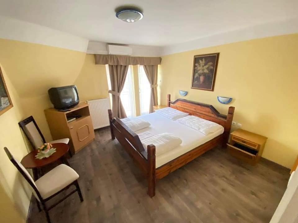 Hotel Haus Liberty à Balatonlelle Extérieur photo